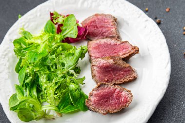 Biftek, az pişmiş taze et, kızarmış yemek. Masada atıştırmalık. Fotokopi, arka plan, sade yemek.