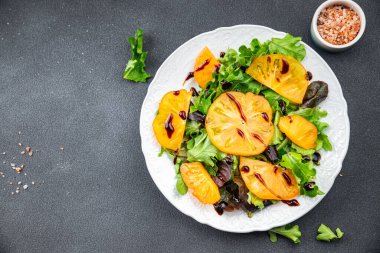 sarı domates salatası yeşil yaprak marul sağlıklı yemek abur cuburu fotokopi uzayı arka plan kırsal üst görüş keto veya paleo diyet vejetaryen veya vejetaryen gıda