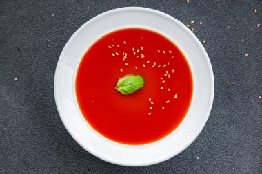 Gazpacho domates çorbası. İlk tabak sağlıklı yemek. Fotokopi masasında yemek. Arka planda yemek.