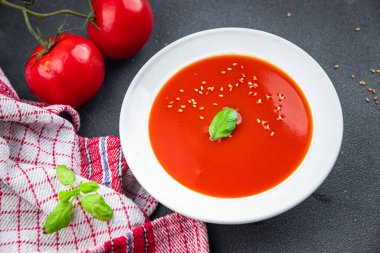 Gazpacho domates çorbası. İlk tabak sağlıklı yemek. Fotokopi masasında yemek. Arka planda yemek.