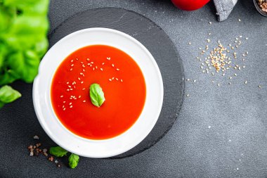 Gazpacho domates çorbası. İlk tabak sağlıklı yemek. Fotokopi masasında yemek. Arka planda yemek.