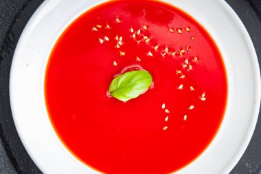 Gazpacho domates çorbası. İlk tabak sağlıklı yemek. Fotokopi masasında yemek. Arka planda yemek.