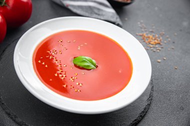 Gazpacho domates çorbası. İlk tabak sağlıklı yemek. Fotokopi masasında yemek. Arka planda yemek.