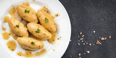 Quenelles et mantarı sosu sağlıklı yemek abur cuburu masanın üzerinde fotokopi alanı arka plan kırsal manzarası