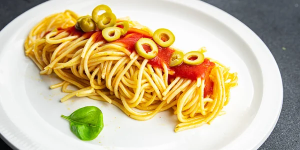 Spaghetti Sos Pomidorowy Zielone Oliwki Zdrowy Posiłek Jedzenie Przekąska Stole — Zdjęcie stockowe