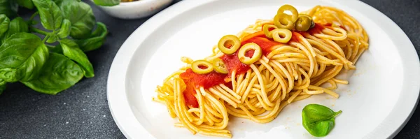 Espaguete Molho Tomate Azeitonas Verdes Refeição Saudável Comida Lanche Mesa — Fotografia de Stock