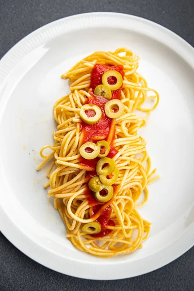 Espaguete Molho Tomate Azeitonas Verdes Refeição Saudável Comida Lanche Mesa — Fotografia de Stock