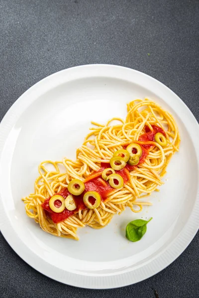 Spaghetti Tomatensaus Groene Olijven Gezonde Maaltijd Snack Tafel Kopiëren Ruimte — Stockfoto