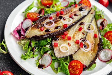 Patlıcan salatası, domates, kırmızı biber, yeşil yapraklı sebze atıştırmalığı masanın üstünde fotokopi uzayı arka plan kırsal manzarası