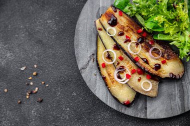 Patlıcan salatası, domates, kırmızı biber, yeşil yapraklı sebze atıştırmalığı masanın üstünde fotokopi uzayı arka plan kırsal manzarası