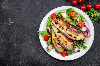 Patlıcan salatası, domates, kırmızı biber, yeşil yapraklı sebze atıştırmalığı masanın üstünde fotokopi uzayı arka plan kırsal manzarası
