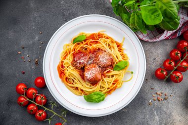 Köfteli spagetti, domates sosu, makarna, yemek, atıştırmalık. Fotokopi, yemek, arka plan kırsal görüş.