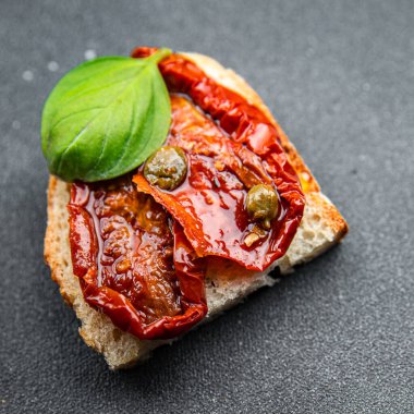 Ravioli pesto sosu domates sosu. Sağlıklı yemek atıştırmalıkları. Fotokopi masasında.