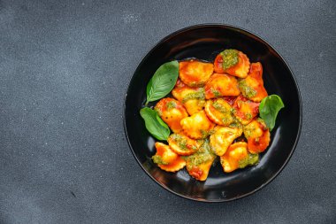 Ravioli pesto sosu domates sosu. Sağlıklı yemek atıştırmalıkları. Fotokopi masasında.