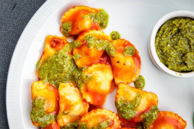 Ravioli pesto sosu domates sosu. Sağlıklı yemek atıştırmalıkları. Fotokopi masasında.