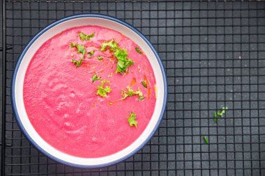 Kremalı pancar pancarı, pırasalı patates püresi masada atıştırmalık yemek fotokopi uzay yiyecekleri arka plan kırsal üst görünüm