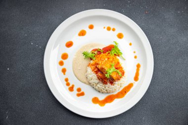 Tavuklu köri soslu domates sosu masaya pirinç yemeği fotokopi uzayı arka plan kırsal manzarası