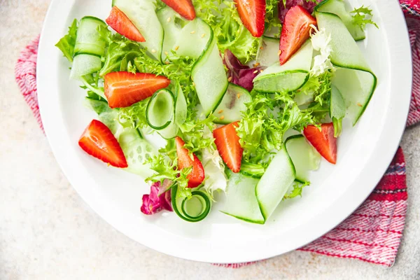Eper Saláta Uborka Saláta Egészséges Étel Snack Asztalon Másolás Tér — Stock Fotó