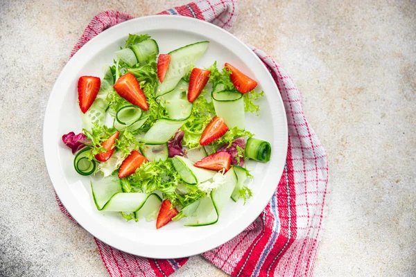 ストロベリーサラダキュウリレタス健康的な食事テーブルの上のスナックコピースペースフード背景素朴なトップビュー — ストック写真