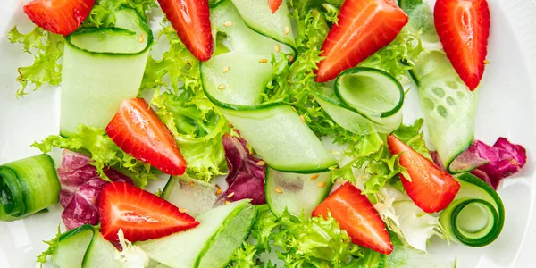 ストロベリーサラダキュウリレタス健康的な食事テーブルの上のスナックコピースペースフード背景素朴なトップビュー — ストック写真