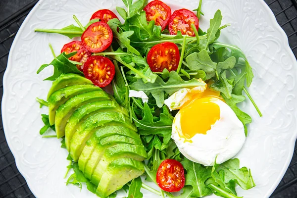 Oeuf Poché Salade Avocat Roquette Tomate Feuilles Salade Verte Repas — Photo