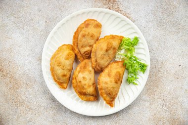 Empanada 's turta eti doldurulmuş yemek aperatifleri masa üzerinde fotokopi uzay yiyecek arka plan kırsal üst görünüm