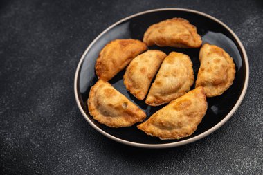 Empanada 's turta eti doldurulmuş yemek aperatifleri masa üzerinde fotokopi uzay yiyecek arka plan kırsal üst görünüm