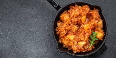 lahana yahnisi, sebze yemeği abur cuburu fotokopi masasında. Arka plandaki yiyeceklerin sade görüntüsü.