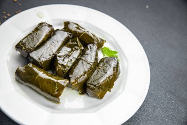 Dolma doldurma et üzümü masada yemek atıştırmalığı bırakır. Fotokopi alanı arka plan yiyecek kırsal manzarası.