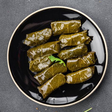 Dolma doldurma et üzümü masada yemek atıştırmalığı bırakır. Fotokopi alanı arka plan yiyecek kırsal manzarası.