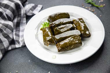 Dolma doldurma et üzümü masada yemek atıştırmalığı bırakır. Fotokopi alanı arka plan yiyecek kırsal manzarası.