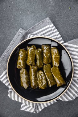 Dolma doldurma et üzümü masada yemek atıştırmalığı bırakır. Fotokopi alanı arka plan yiyecek kırsal manzarası.