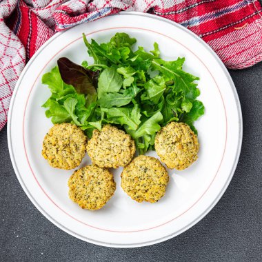 Falafel yemeği sebze pirzolası masada sağlıklı yemek atıştırmalıkları fotokopi uzayı arka plan kırsal manzarası  