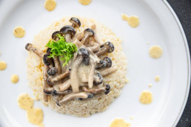 pilav mantarlı risotto yemek atıştırmalığı masanın üzerinde fotokopi uzayı yemek arka plan kırsal manzarası