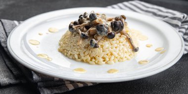 pilav mantarlı risotto yemek atıştırmalığı masanın üzerinde fotokopi uzayı yemek arka plan kırsal manzarası