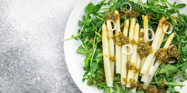 Taze salata kuşkonmaz beyaz fasulye arugula yeşil yaprak marul sağlıklı yemek atıştırmalığı fotokopi uzayı arka plan kırsal manzarası 