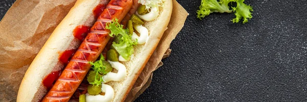 Hot Dog Fast Food Sendvič Klobása Okurky Kečup Majonéza Jídlo — Stock fotografie