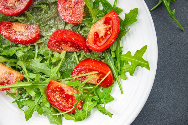 Prato Salada Tomate Arugula Queijo Ralado Azeite Refeição Saudável Lanche — Fotografia de Stock