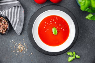 Domates çorbası soğuk gazpacho ilk tabakta sağlıklı yemek atıştırmalıkları fotokopi masasında yiyecek arka plan kırsal manzarası 