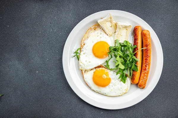 Spiegelei Wurst Frühstück Grüne Blätter Salat Rucola Mahlzeit Lebensmittel Snack — Stockfoto