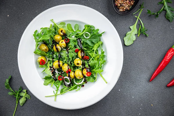 Azeitonas Salada Pimentão Quente Alface Mistura Verde Rúcula Refeição Saudável — Fotografia de Stock