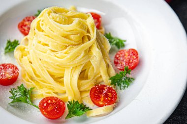 tagliatelle makarnası domates ve parmesan peyniri sağlıklı yemek atıştırmalıkları masada fotokopi uzayı arka planı kırsal vejetaryen ya da vejetaryen yemekleri