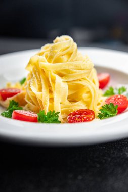 tagliatelle makarnası domates ve parmesan peyniri sağlıklı yemek atıştırmalıkları masada fotokopi uzayı arka planı kırsal vejetaryen ya da vejetaryen yemekleri