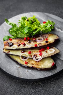 Patlıcan tabağı domates, biber, yeşil yapraklı sebze atıştırmalığı masanın üzerinde fotokopi alanı arka plan kırsal manzarası