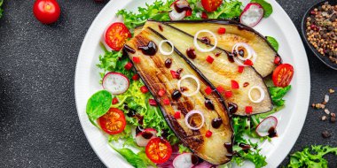 Patlıcan tabağı domates, biber, yeşil yapraklı sebze atıştırmalığı masanın üzerinde fotokopi alanı arka plan kırsal manzarası