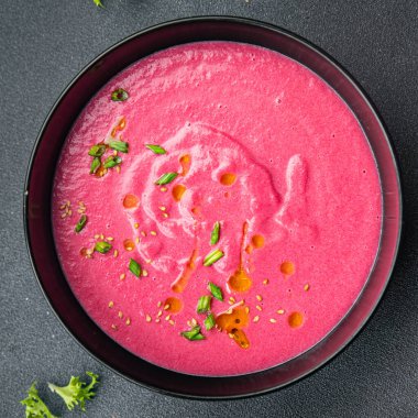 Pancar kremalı pancar çorbası. İlk yemek. Masada atıştırmalık.