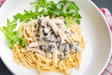 makarna spagetti mantar sosu shimeji kahverengi mantar yemek abur cuburu masa üzerinde fotokopi uzay yiyecekleri arka plan kırsal üst görünüm