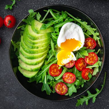 avokado salatası haşlanmış yumurta roka, domates, yeşil salata masada yemek yiyecekler fotokopi uzayı arka plan kırsal manzarası 