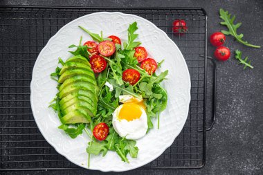 avokado salatası haşlanmış yumurta roka, domates, yeşil salata masada yemek yiyecekler fotokopi uzayı arka plan kırsal manzarası 