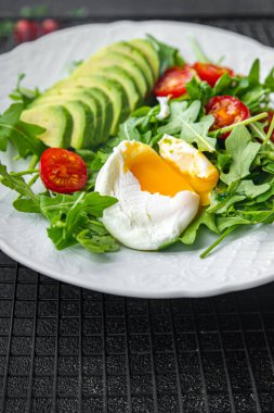 avokado salatası haşlanmış yumurta roka, domates, yeşil salata masada yemek yiyecekler fotokopi uzayı arka plan kırsal manzarası 